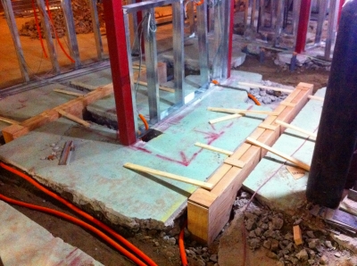 木の枠は厨房の溝になる為の型枠 掘り返された場所にコンクリートを流し込みます