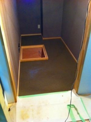 個室の中もでこぼこなので コンクリート流し込み この上に畳を並べます